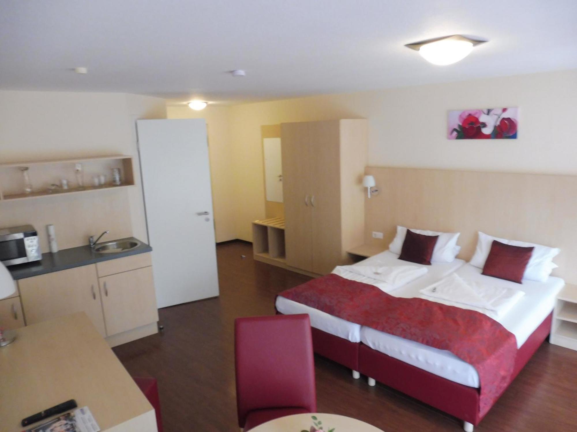 Hotel Gasthof Zum Engel - Gaestehaus Kunzelsau Bagian luar foto